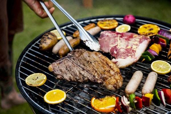 Comment gérer la température sur un barbecue charbon ?